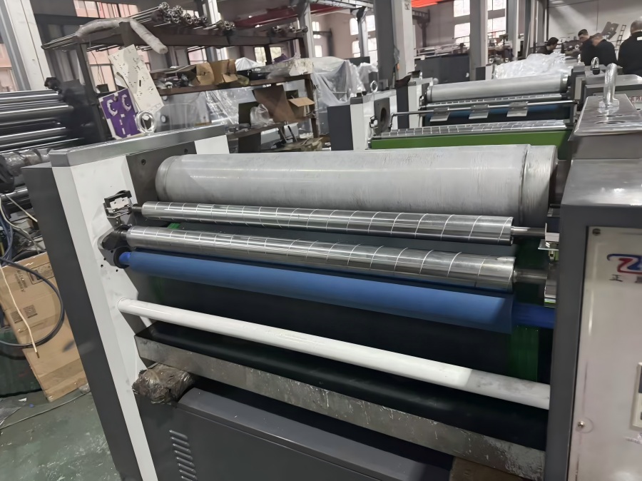 Máy dập nổi cấp công nghiệp YF-920C của NEW STAR đang được sản xuất!